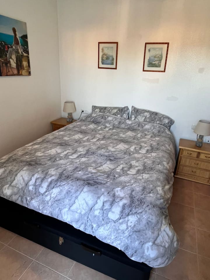 חדר שינה ראשי, מיטה זוגית + מתלה בגדים.
