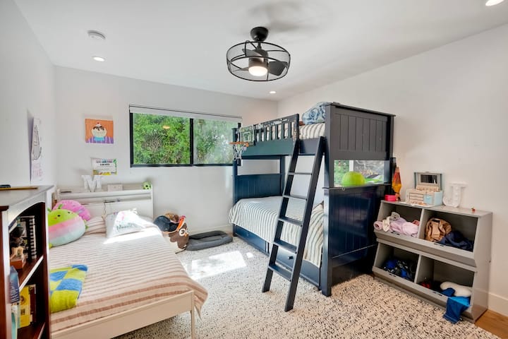 Kids bunkroom
