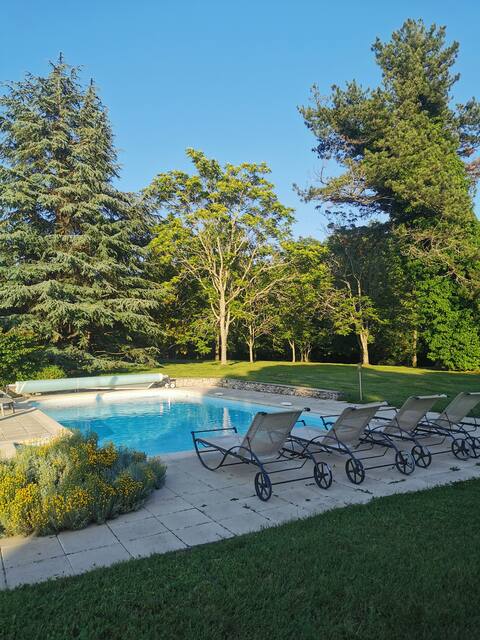 Character residence, 17-hectare park, swimming pool.