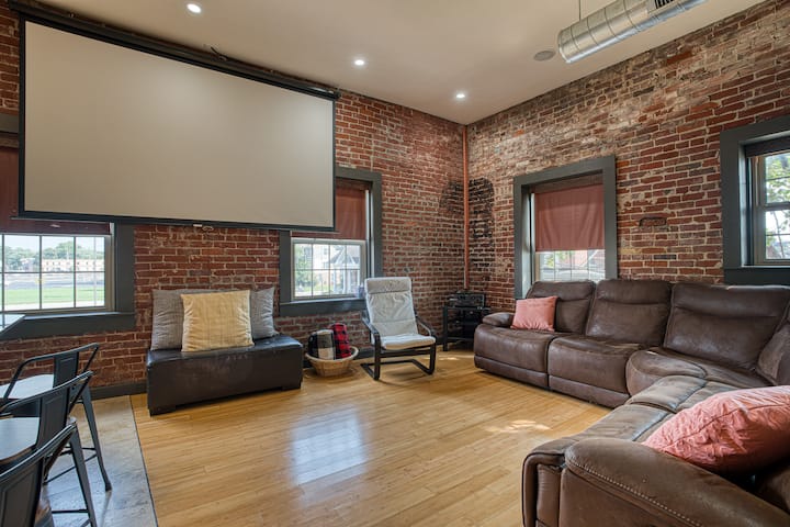 Rooftop Deck + 100" Theater | Downtown Evansville - Evansville