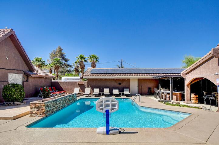 9Beds Poolside Oasis Minutes from Airport n Strip gallery image 2