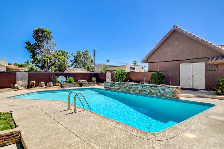 9Beds Poolside Oasis Minutes from Airport n Strip gallery image 5