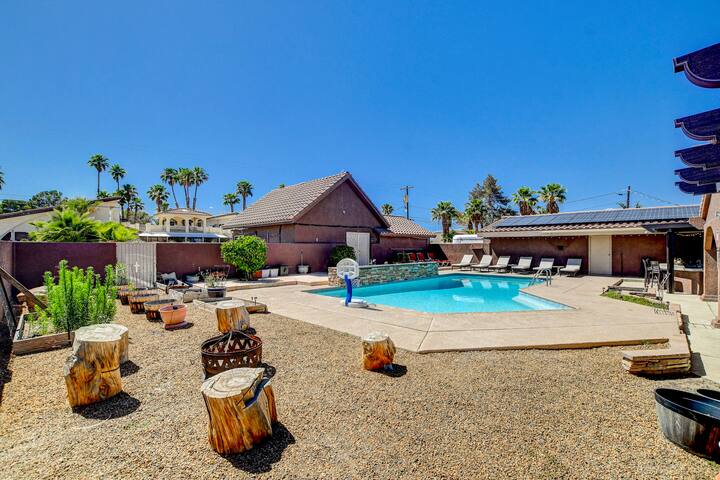 9Beds Poolside Oasis Minutes from Airport n Strip gallery image 4