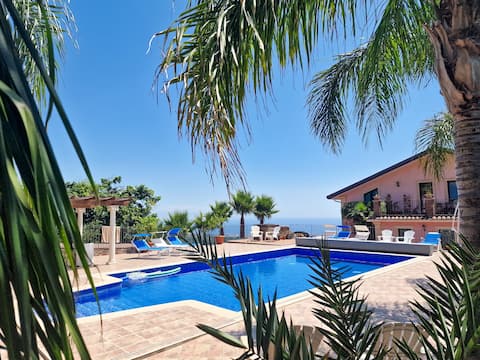 PANORAMIC VILLA OF MOUNT ETNA WITH SWIMMING POOL