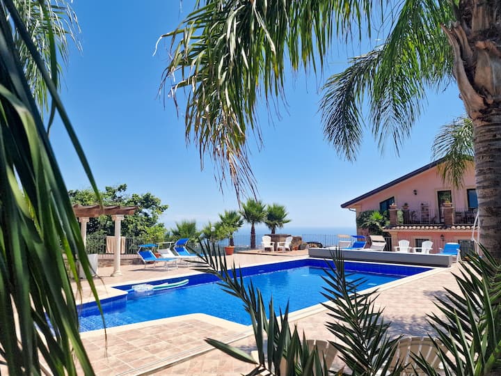 PANORAMIC VILLA OF MOUNT ETNA WITH SWIMMING POOL