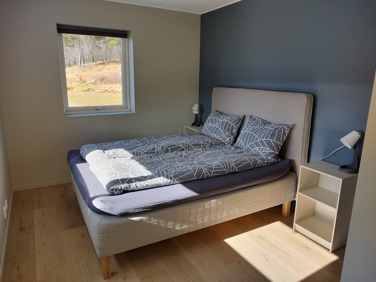 Cómoda cama doble. Ropa de cama incluida.