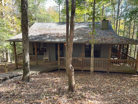 Peaceful two king bedroom cabin with hot tub
