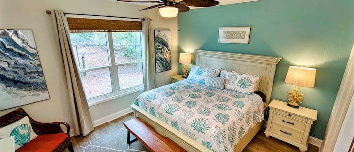 سرير كبير في الطابق الأول لسهولة الوصول ومريح للغاية.