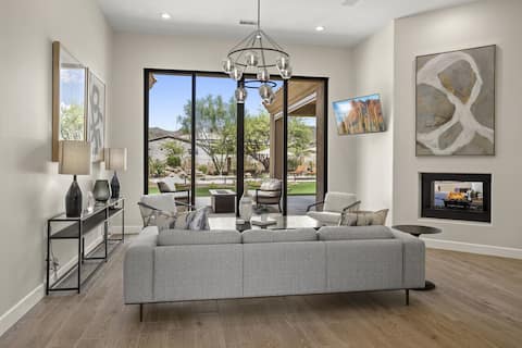 Successful Airbnb property: Luxury 5200sf/1 acre Villa w pool/spa/mountain vw in East Scottsdale