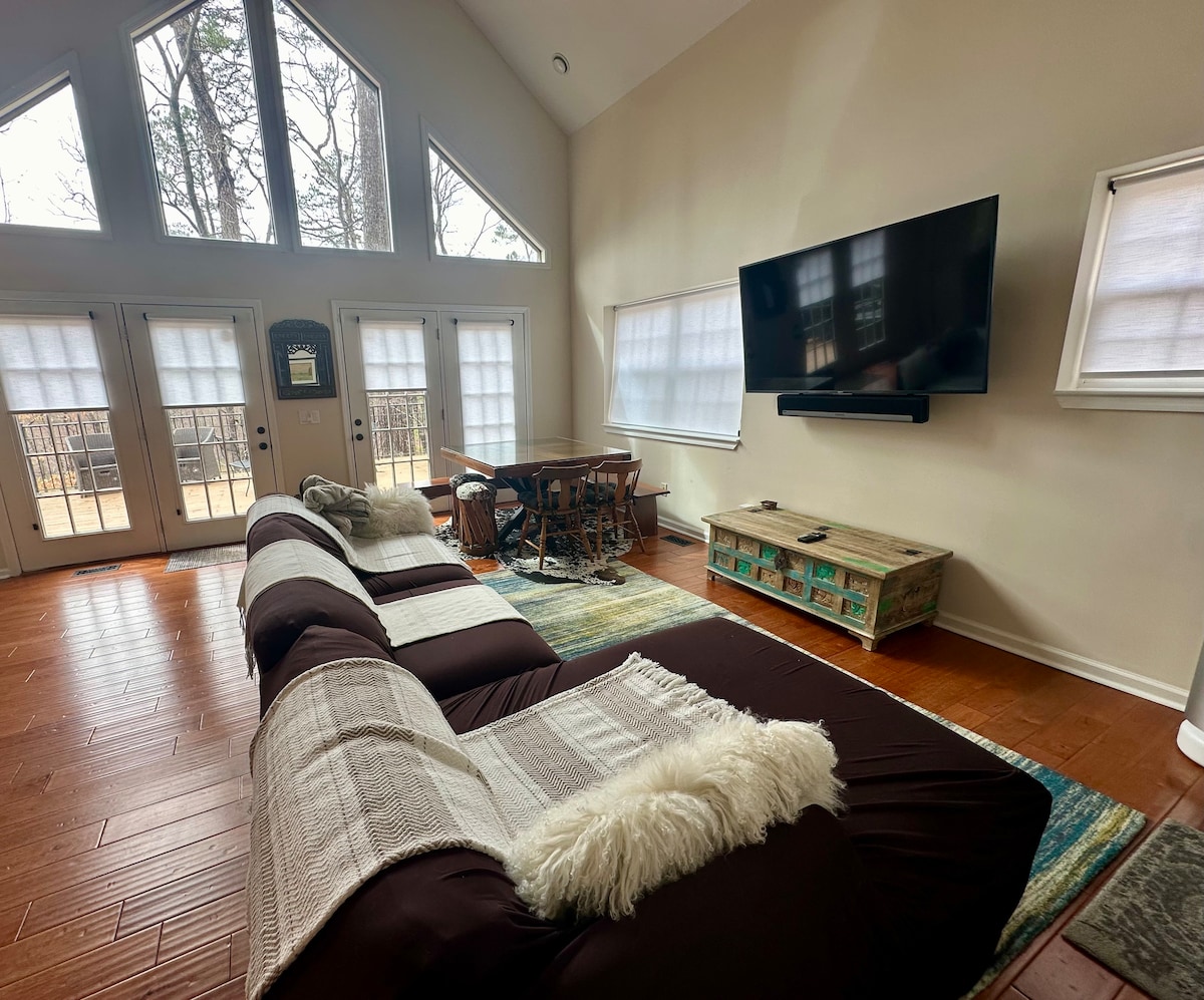 Lakefront Modern Cabin