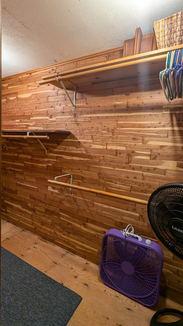 Muchos ventiladores de pie y de caja para cada dormitorio.