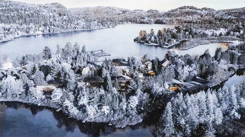 Tranquil lake chalet: spa, fireplace, ski & trails