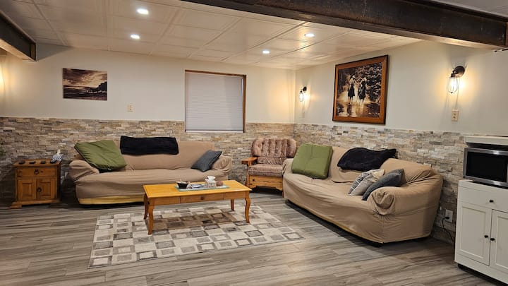 Belle Room * Quiet Ranch Stay With Private Bath - Rocky Mountain House
