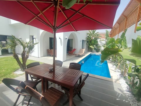 Beautiful Villa with Pool a stone's throw from the sea