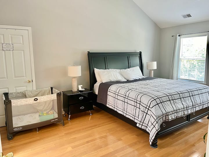 Dhoma e gjumit e mjeshtrit tonë. Krevat dopio "king", banjë e kompletuar (dush në këmbë), televizor, pako dhe luaj