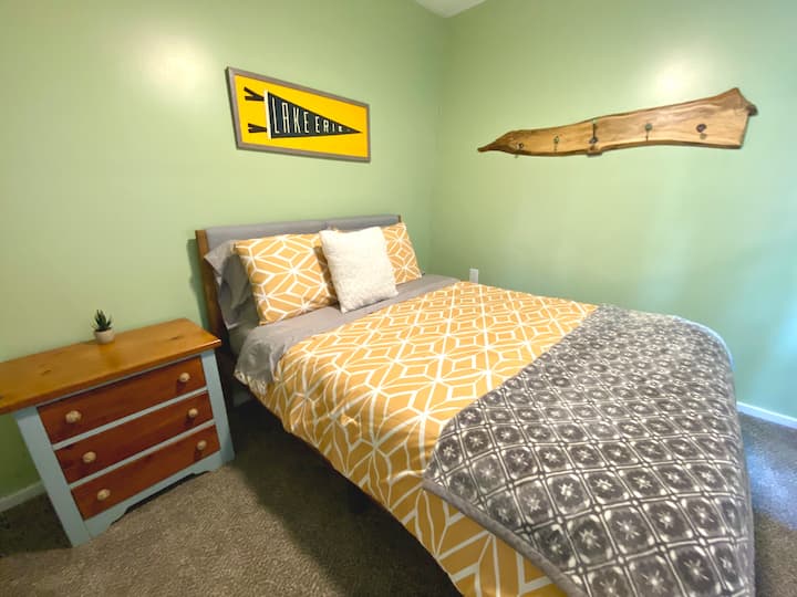 Dormitorio en el primer piso con una cama de tamaño completo.