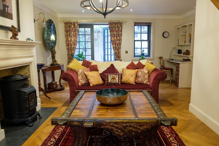 Mews cottage city centre gallery image 2