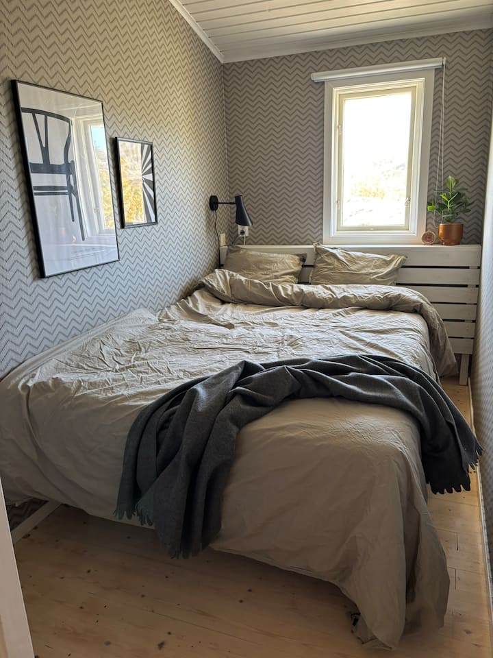 Спална соба 1 – неодамна залепена и домашна со кревет широк 140 см. Има ламба за навечер за читање и прозорец кој пропушта убава дневна светлина.