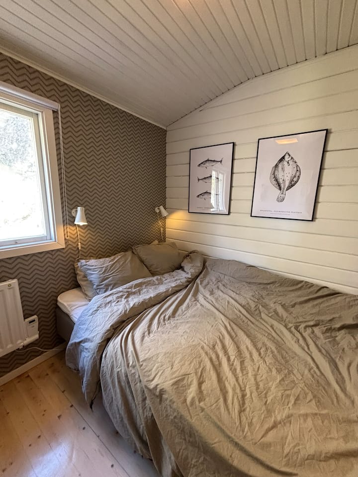 Спална соба 3 – неодамна залепена и домашна со кревет широк 140 см. Има 2 ламби покрај креветот за вечерно читање, практични ѕидни полици, куки за закачување и мала ноќна масичка. 