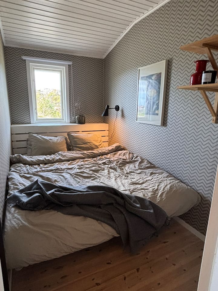 Спална соба 2 – Ново дизајнирана и домашна со кревет широк 160 см. Има ламба за навечер за читање, практични ѕидни полици, огледало и прозорец кој пропушта убава дневна светлина.