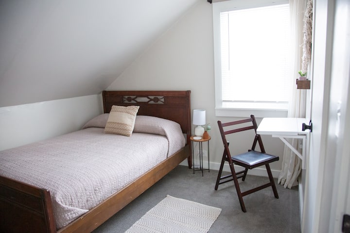 Arriba: cama completa, escritorio emergente y armario