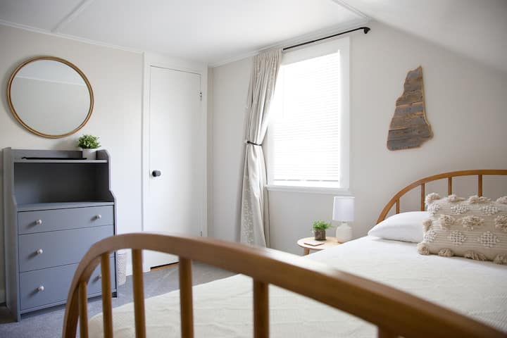 Arriba: cama tamaño queen, vestidor y armario.