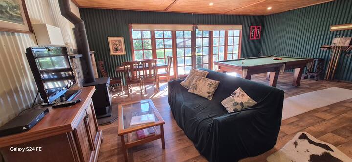 הספה הופכת למיטה זוגית.
הקוטג' למטה הוא בעצם מרחב פתוח של סלון/חדר אוכל/מטבח, המוביל לפינת אוכל בחוץ דרך המטבח. אפשר גם לפתוח את דלתות הארז הצרפתי (מוצגות) כדי להכניס את שמש אחר הצהריים.