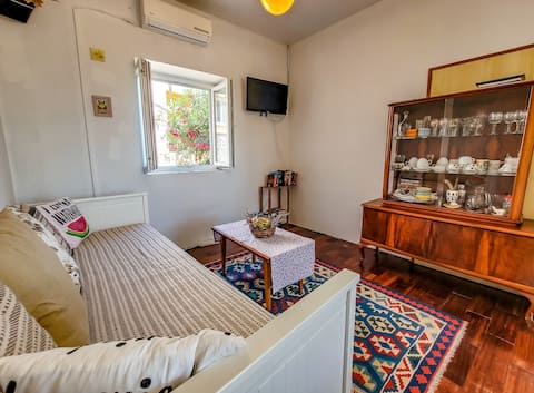 Popular Airbnb listing: Stone house with a view in Mali Iž
