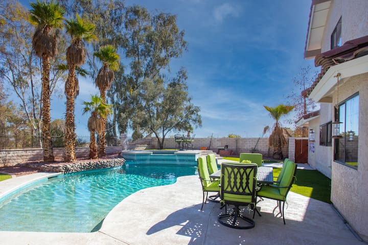 Dazzling 5 BR- 5 miles to LV Strip w Pool