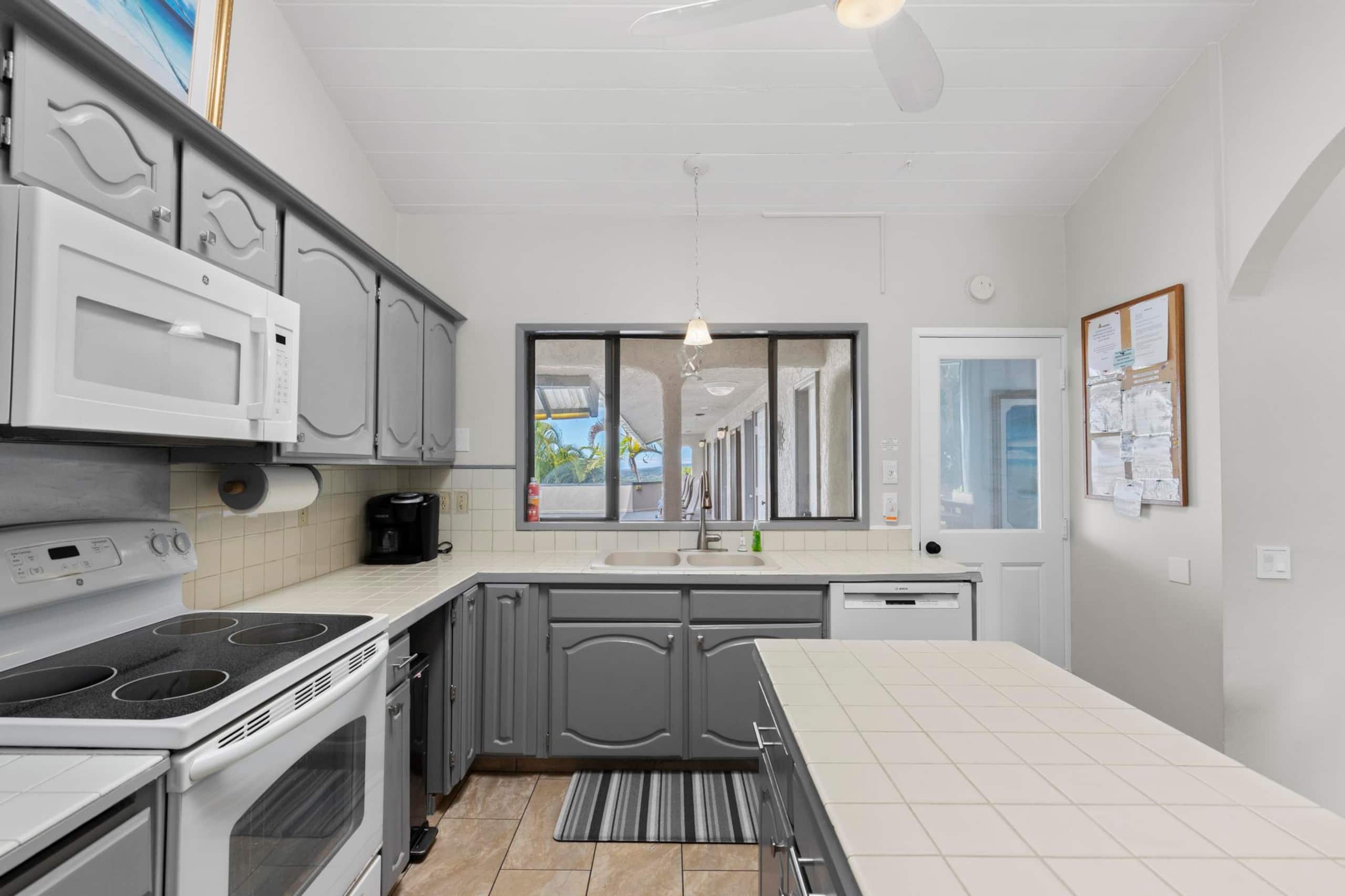 Home in Kailua-Kona · ★4.67 · 4 bedrooms · 7 beds · 4.5 private baths - Image 11