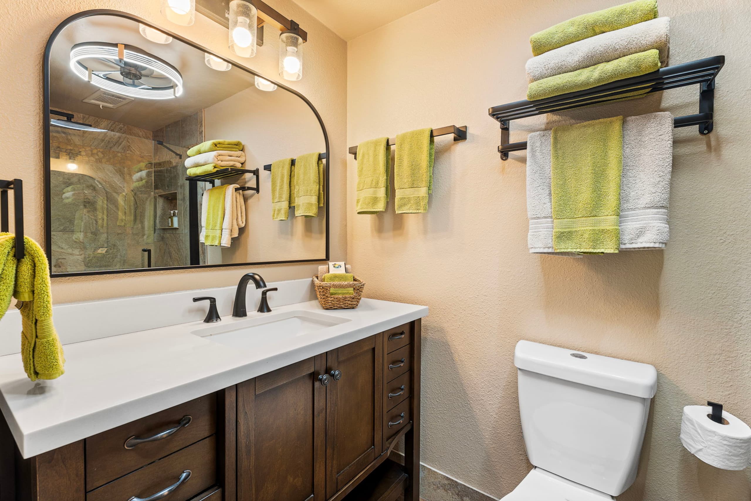 Condo in Kailua-Kona · ★4.88 · 2 bedrooms · 2 beds · 2 baths - Image 21