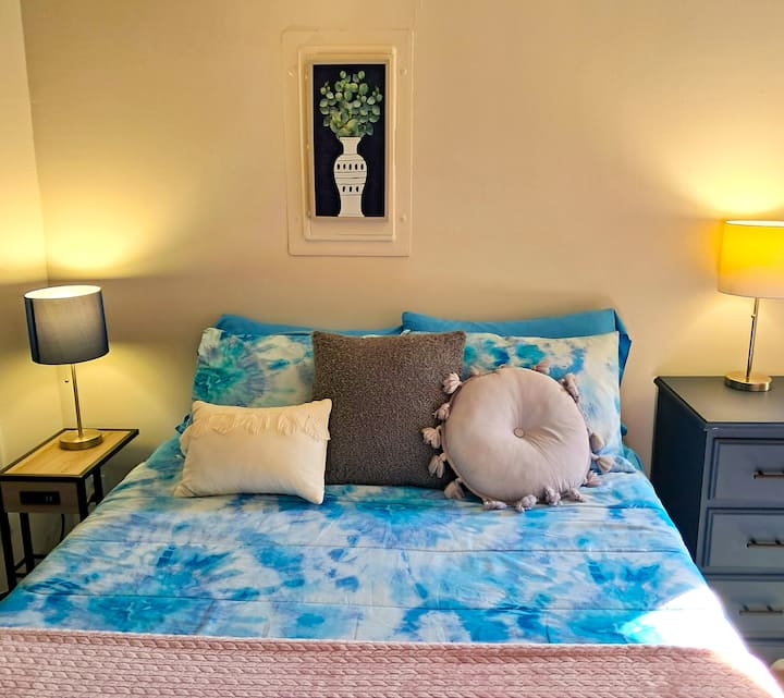 В тази трета спалня има голямо легло и малко бюро, за да работите извън дома си!