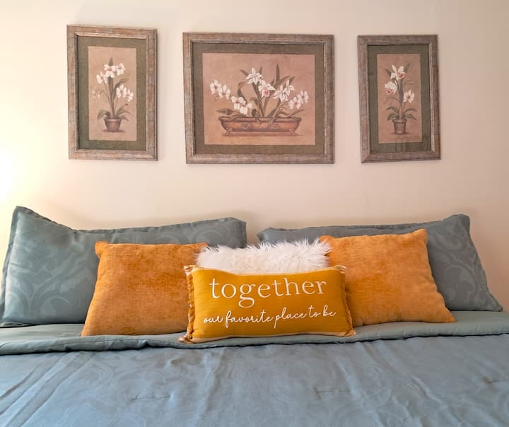 主卧室配有一张加大双人床，配有记忆泡沫床垫，非常适合睡个好觉！