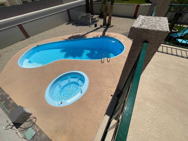 Renovated; pool; 6m to Strip; EV charging gallery image 4