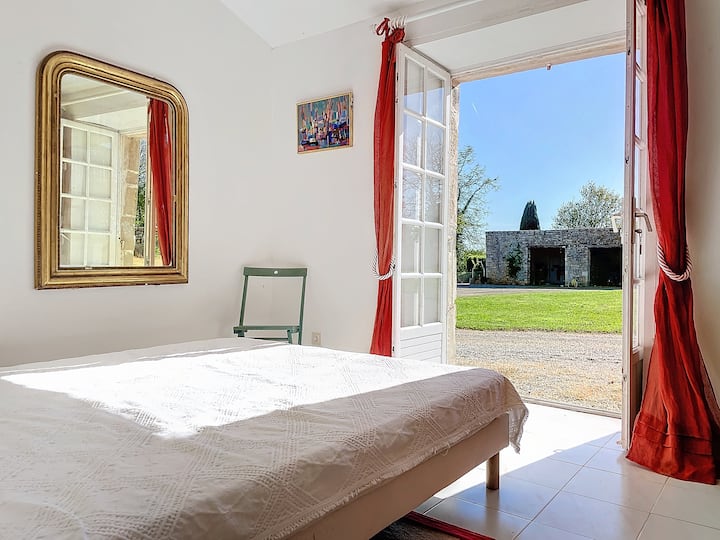 Roditelji s bračnim krevetom (preko puta kuhinje)