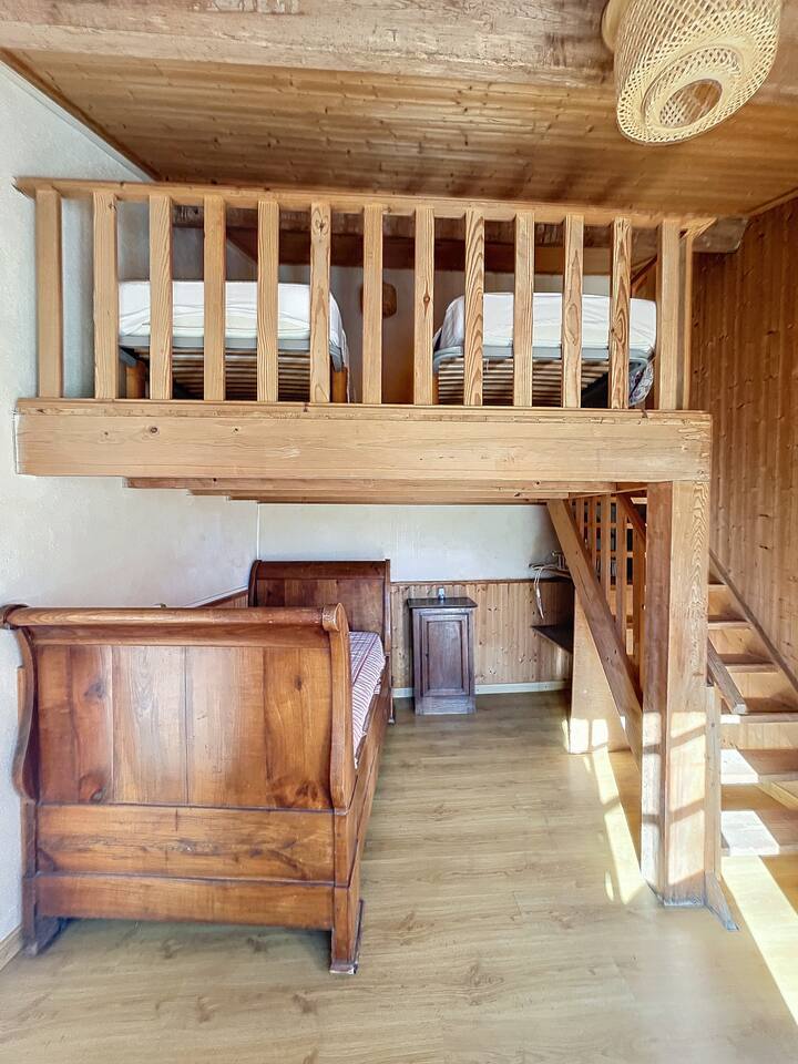 Dječja soba uz roditeljsku sobu (sa stražnje strane). 1 krevet na brodu i 2 kreveta za jednu osobu na međuspratu 