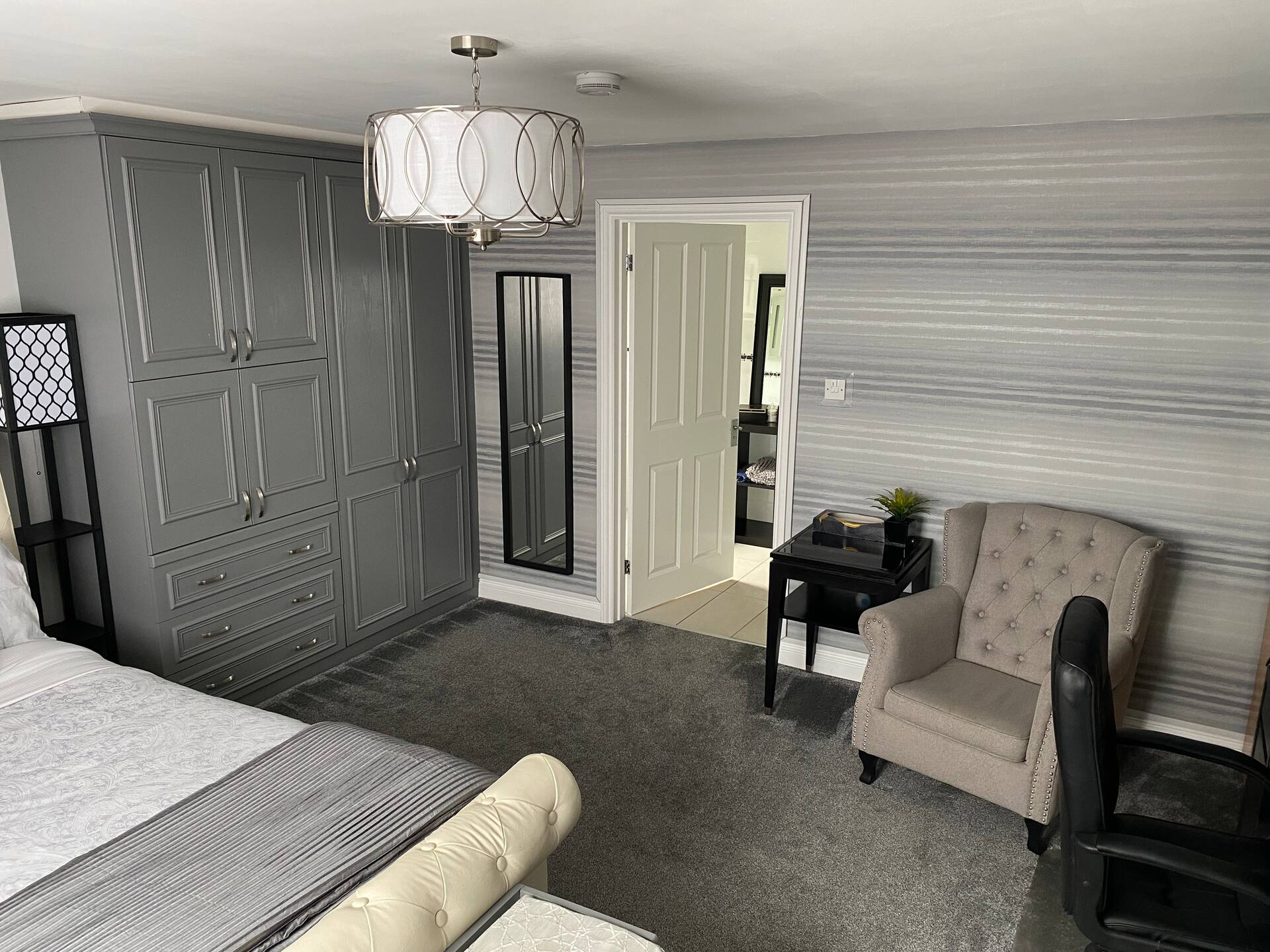 Hansom House Deluxe King Room in Hinckley