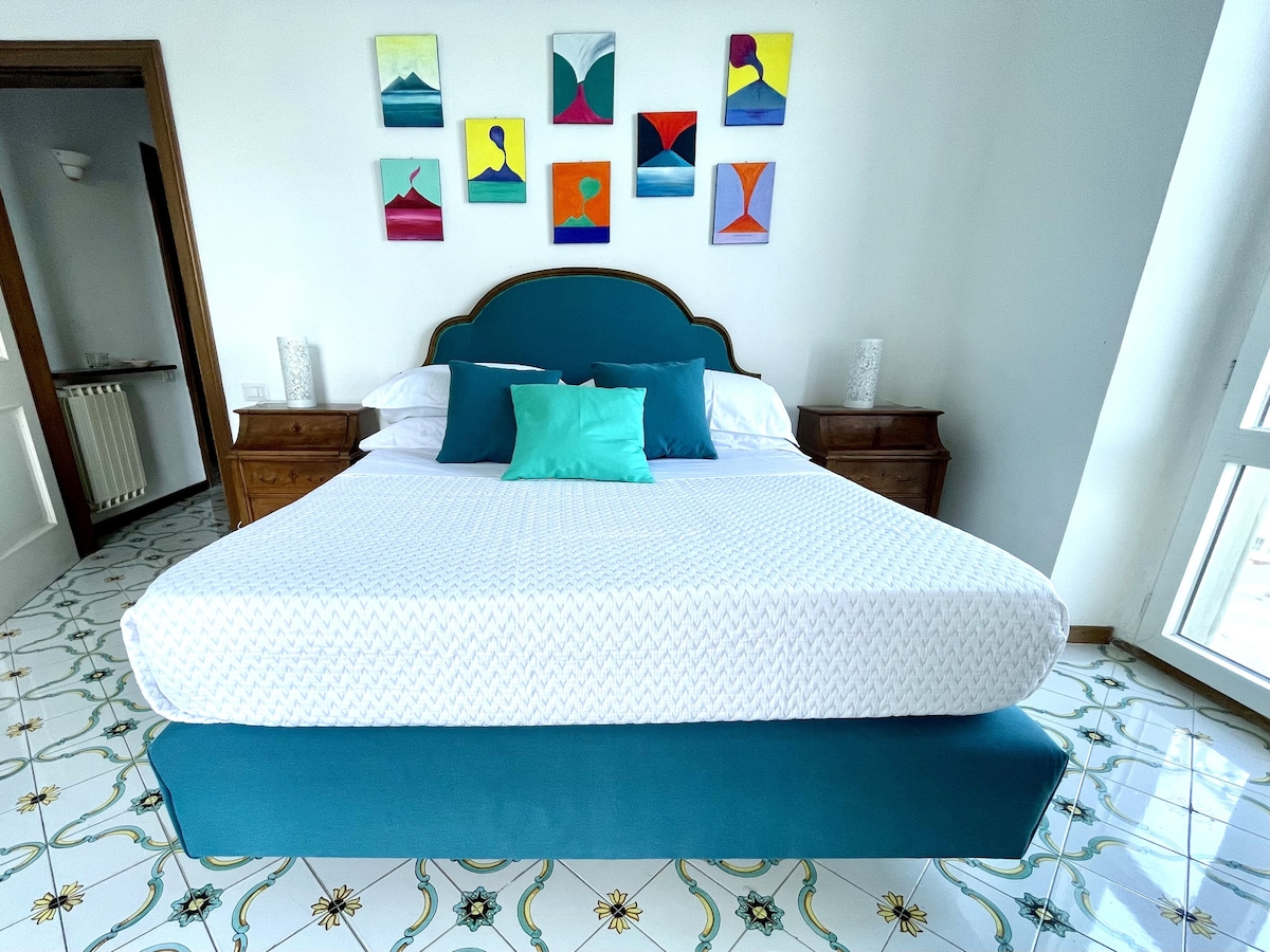 dhomë e madhe me 2 ballkone me pamje nga deti, ajër të kondicionuar