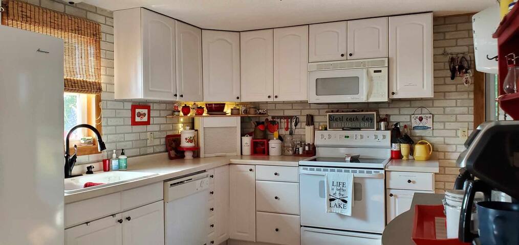 Oma’sEclecticLakeCabin AllSeasonsFamilyFriendsPets gallery image 4