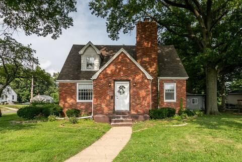 Brick B&B - 3Bed 2Full Bath! Downtown Edwardsville