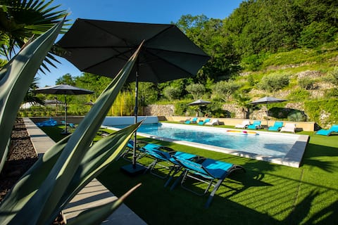 Cottage for 6/8 people with heated pool