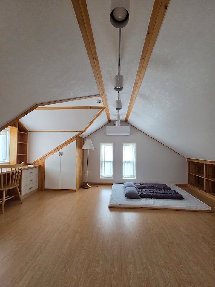 هذه هي الغرفة الأولى في الطابق الثاني. من النافذة، يمكنك رؤية مدرسة Seonin الابتدائية أمامك مباشرة، وهي مجهزة بفراش وتكييف هواء، ويوجد مكتب، لذلك فهي مساحة يمكنك الاسترخاء فيها، مثل القراءة.