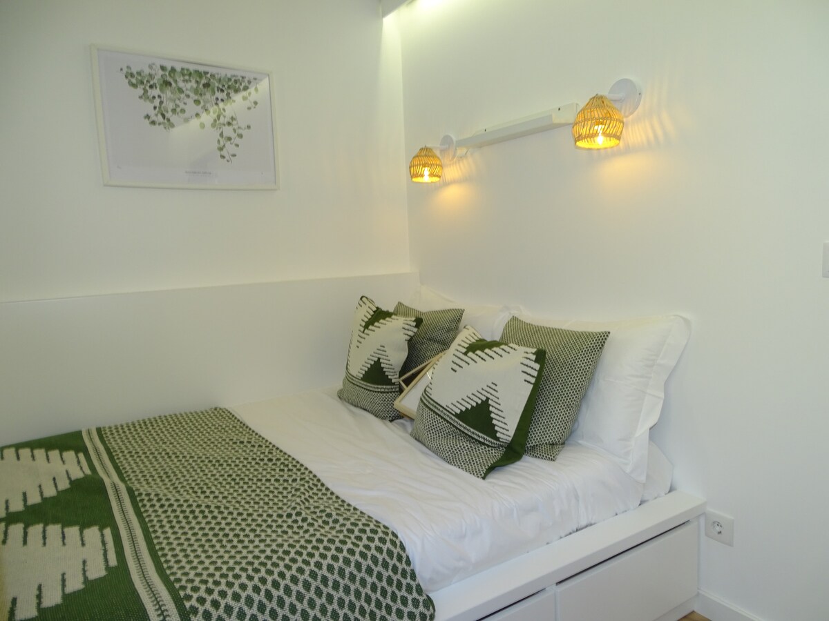 Соба 1: обезбедени се двоен кревет 150 x 200 чаршафи и крпи, вклучени во цената, а креветот ќе биде подготвен по пристигнувањето. 