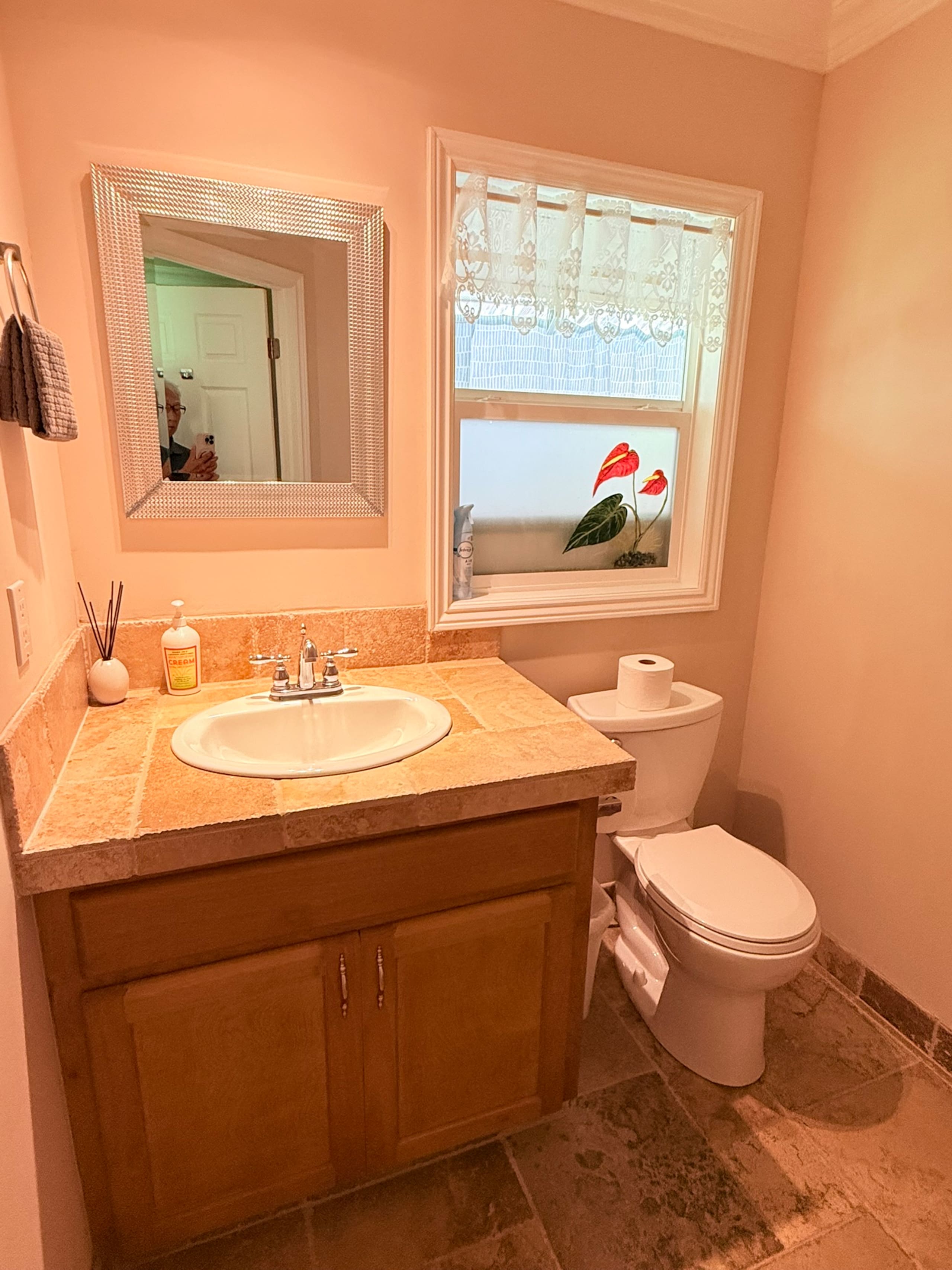 Home in Hilo · ★4.94 · 4 bedrooms · 7 beds · 2.5 private baths - Image 31