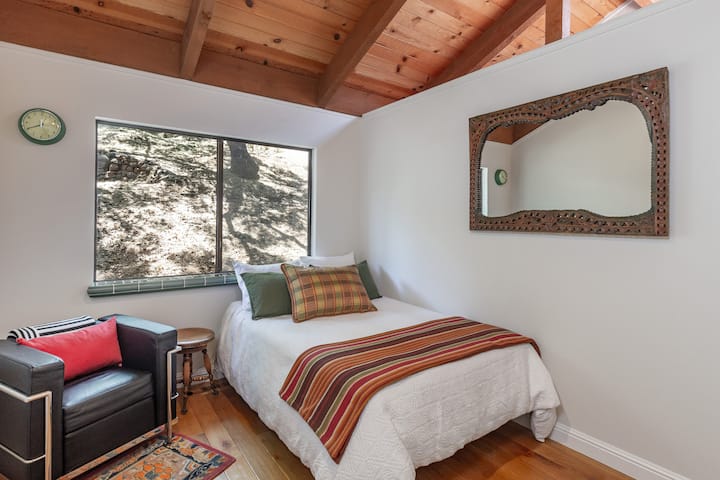 Este dormitorio incluye una sala de estar y un armario grande.