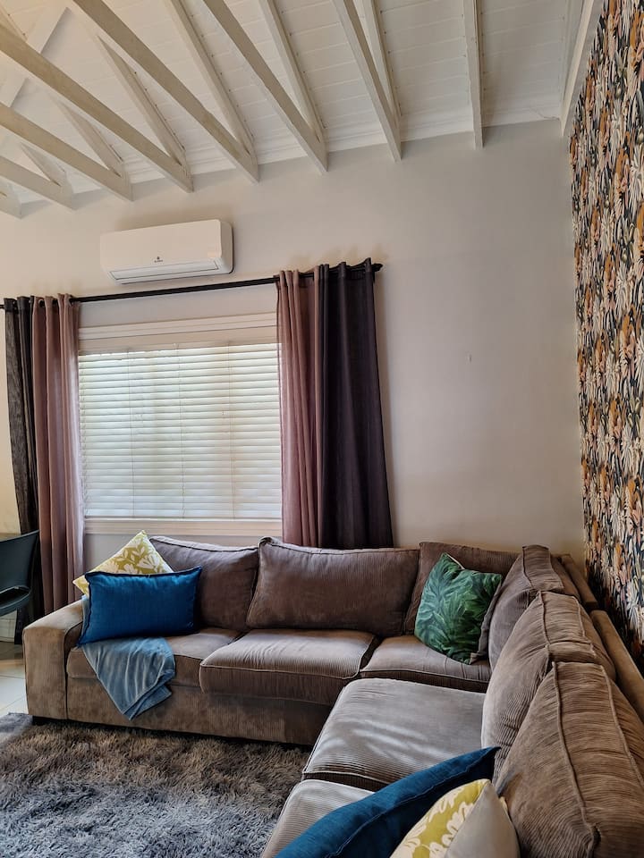Trendy & Tranquil Garden Cottage Near Florida Road - Durban