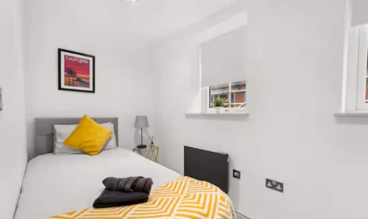 Chumba cha pili cha kulala katika chumba hiki chenye vyumba viwili vya kulala kina kitanda kimoja chenye starehe chenye mashuka safi, kinachofaa kwa ajili ya mapumziko ya amani na ya kujitegemea.