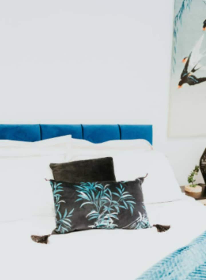 Pumzika kwa mtindo katika chumba hiki kizuri cha kulala kilicho na kitanda cha kifahari chenye ukubwa wa mara mbili, ubunifu wa kifahari na mandhari ya kupendeza ya Kasri la Nottingham kutoka dirishani mwako.