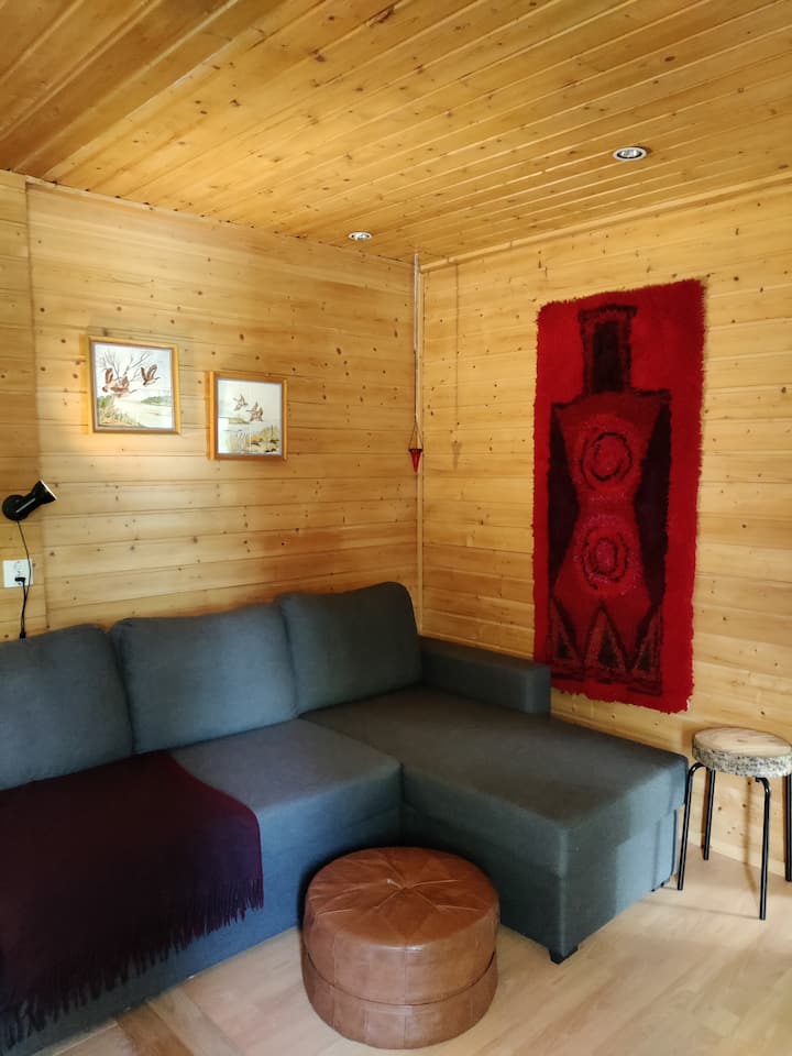 Rozkladacia pohovka a samostatný vrchný matrac.