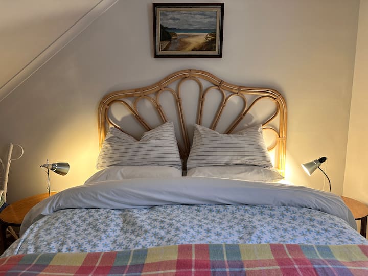 Dormitorio con una cama doble